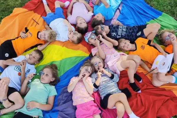 Kreatywne warsztaty z Koziołkiem Matołkiem – dzieci projektują własne okładki