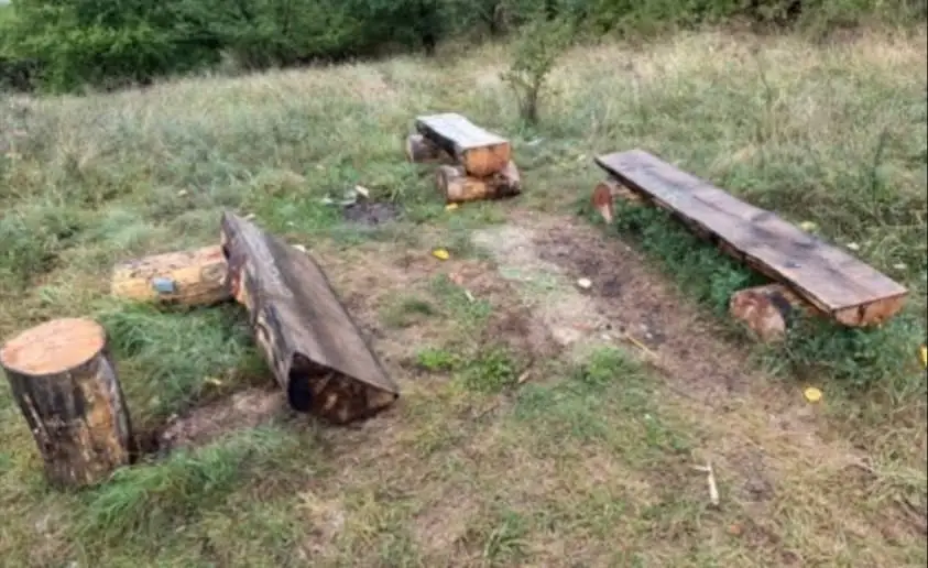 Uszkodzona ławka na „Zielonej Górze” w Łobzie – apel o szacunek do wspólnej przestrzeni