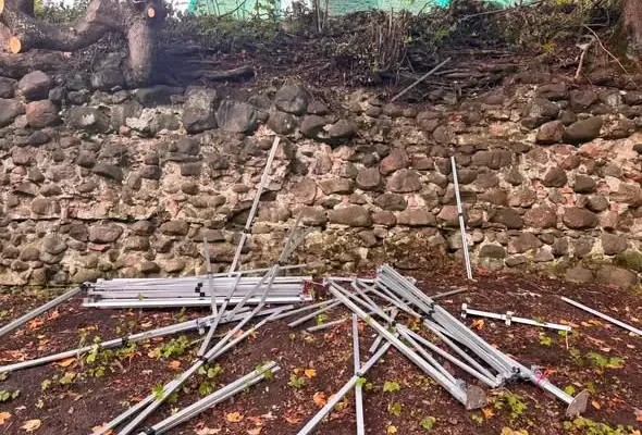 Zniszczenie namiotu na zamku w Dobrej – Dom Kultury wzywa sprawców do zgłoszenia