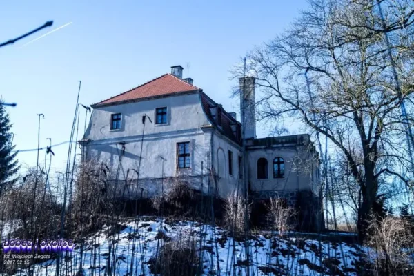 Dwór w Strzmielach – historia i architektura zabytkowej siedziby rodowej Borków