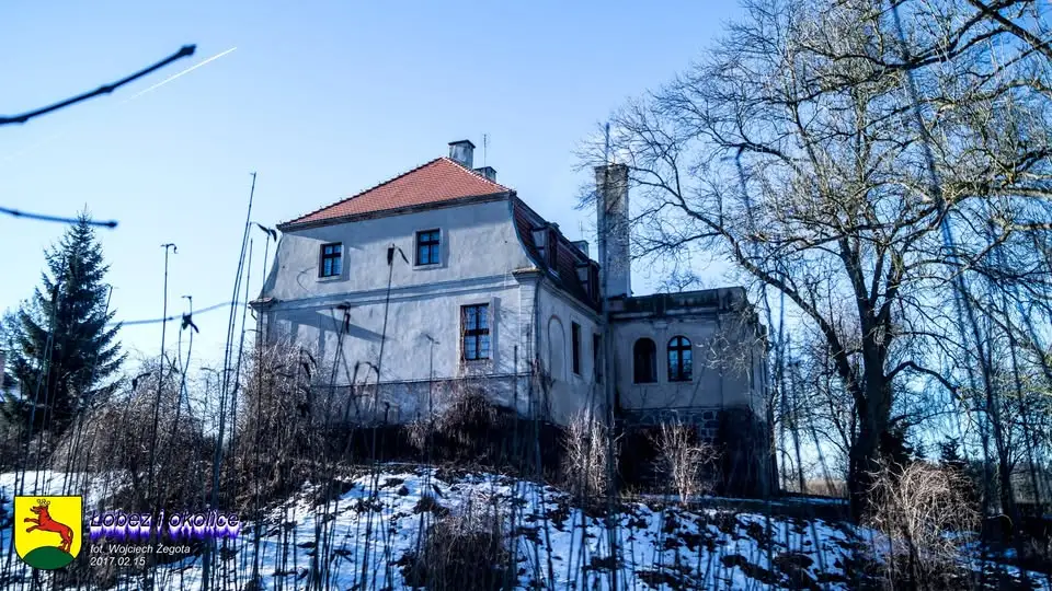Dwór w Strzmielach – historia i architektura zabytkowej siedziby rodowej Borków