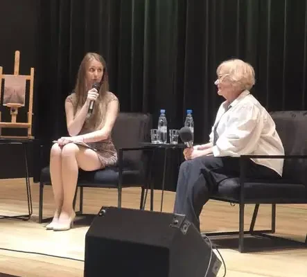 Wieczór literacki w Resku: Mirosława Górecka opowiadała o pisaniu i czytała fragmenty „Zerwanych nici”