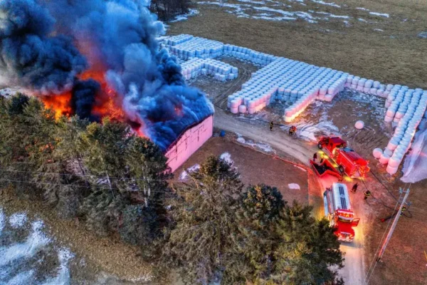 Pożar snopków słomy w Radowie Małym – strażacy walczyli z ogniem w nocy