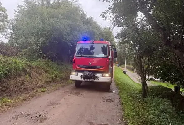 Ciągnik siodłowy z naczepą w rowie na trasie Resko – Starogard