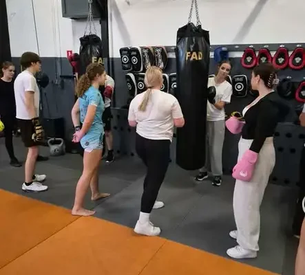 Uczniowie z klas 4THO i 3TIPS na nietypowej lekcji WF w Fight Academy Dobra