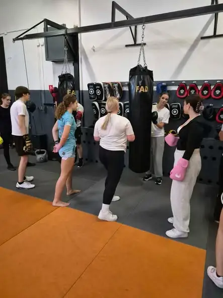 Uczniowie z klas 4THO i 3TIPS na nietypowej lekcji WF w Fight Academy Dobra