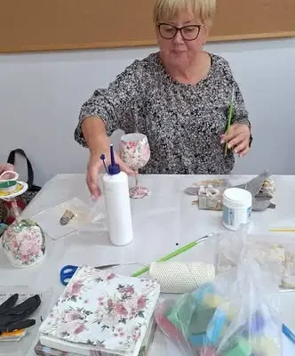 Warsztaty decoupage w GOKiS Węgorzyno – kreatywność nie zna wieku