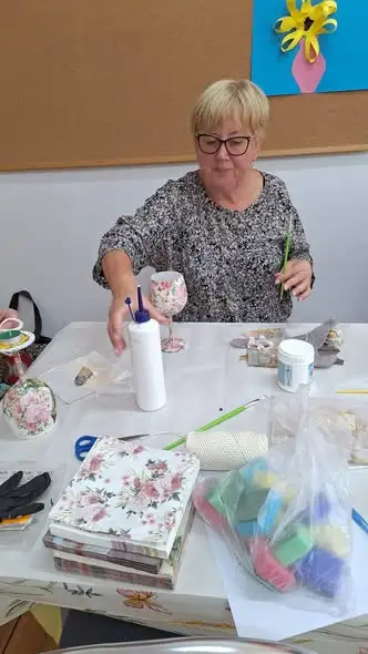 Warsztaty decoupage w GOKiS Węgorzyno – kreatywność nie zna wieku