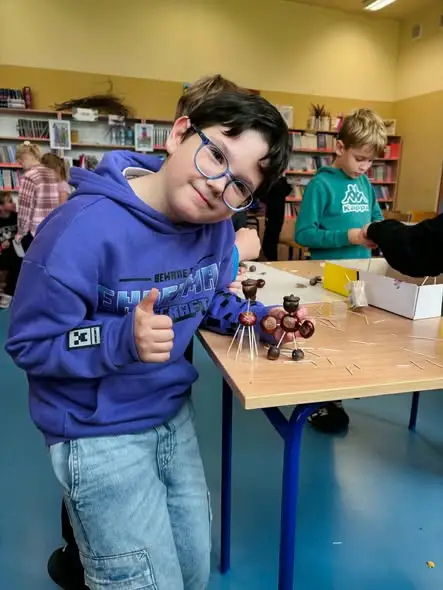 Dzień Głośnego Czytania w szkole w Resku – uczniowie czytali Brzechwę i tworzyli jesienne ludziki